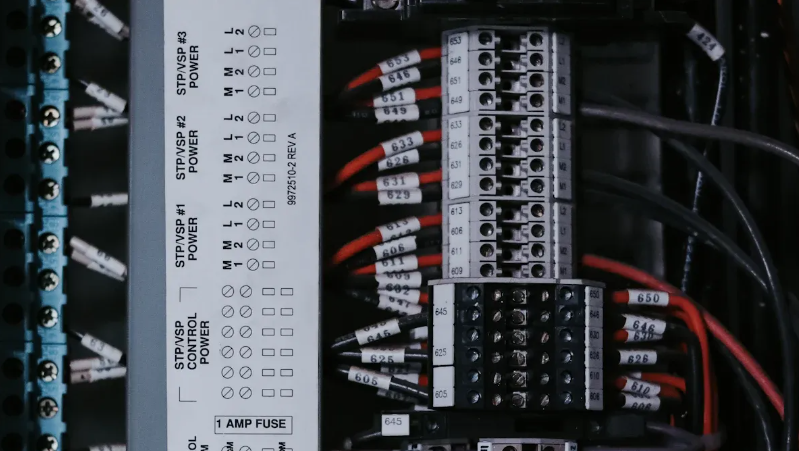 Regolatore automatico del fattore di potenza